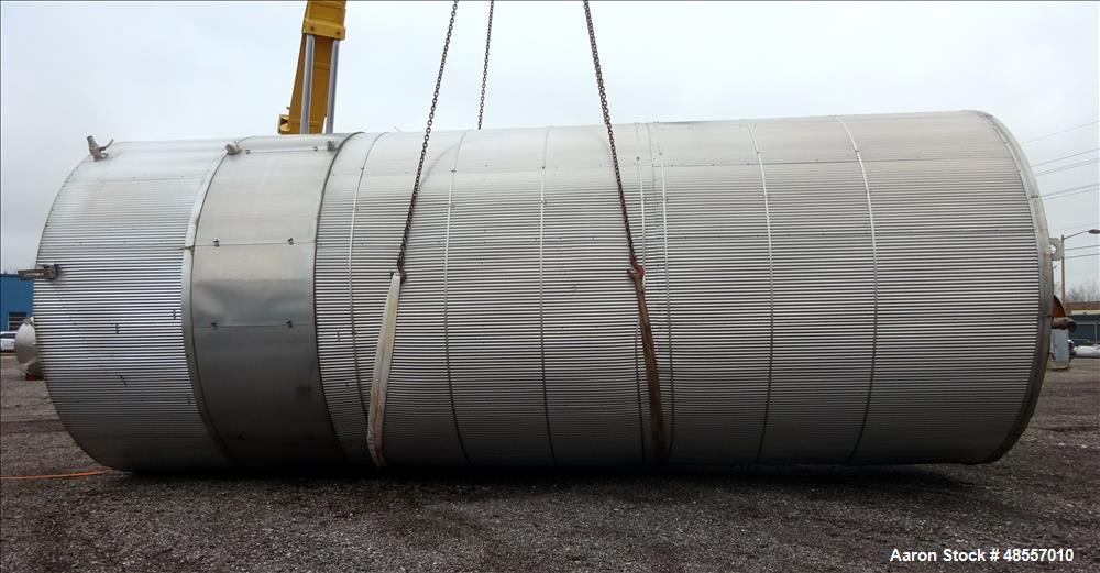 Used Tank, Approximately 25,000 Gallon, 304 Stainless Steel, Vertical.