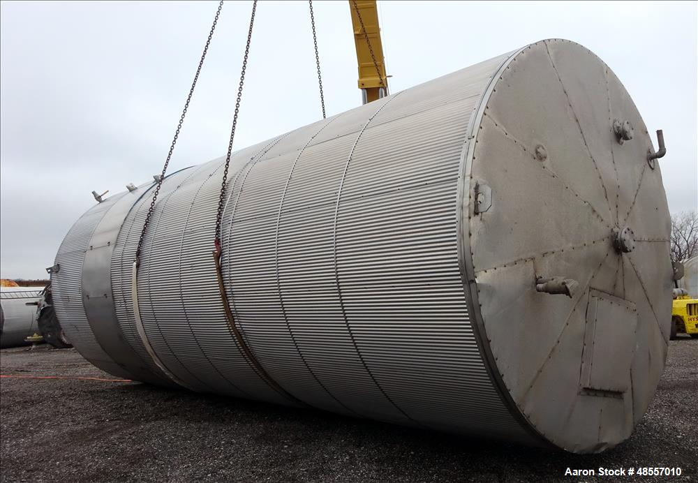 Used Tank, Approximately 25,000 Gallon, 304 Stainless Steel, Vertical.