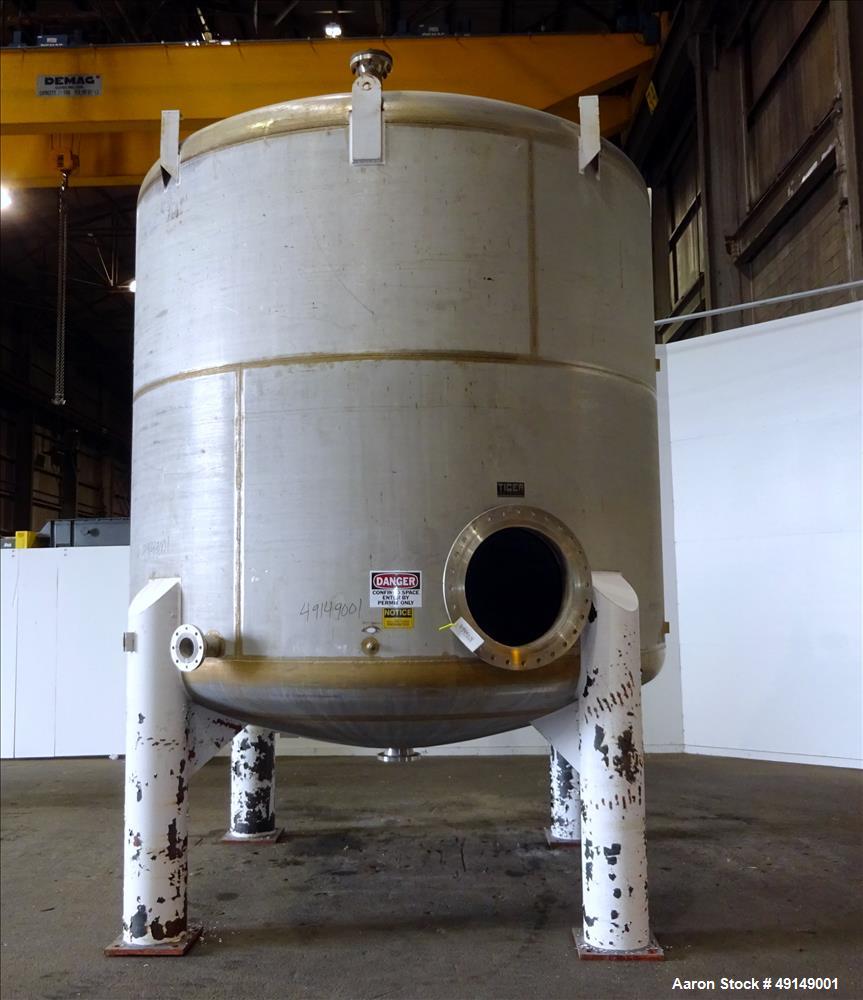 Used Tank, Approximate 7,000 Gallon, 304 Stainless Steel, Vertical. Approximate