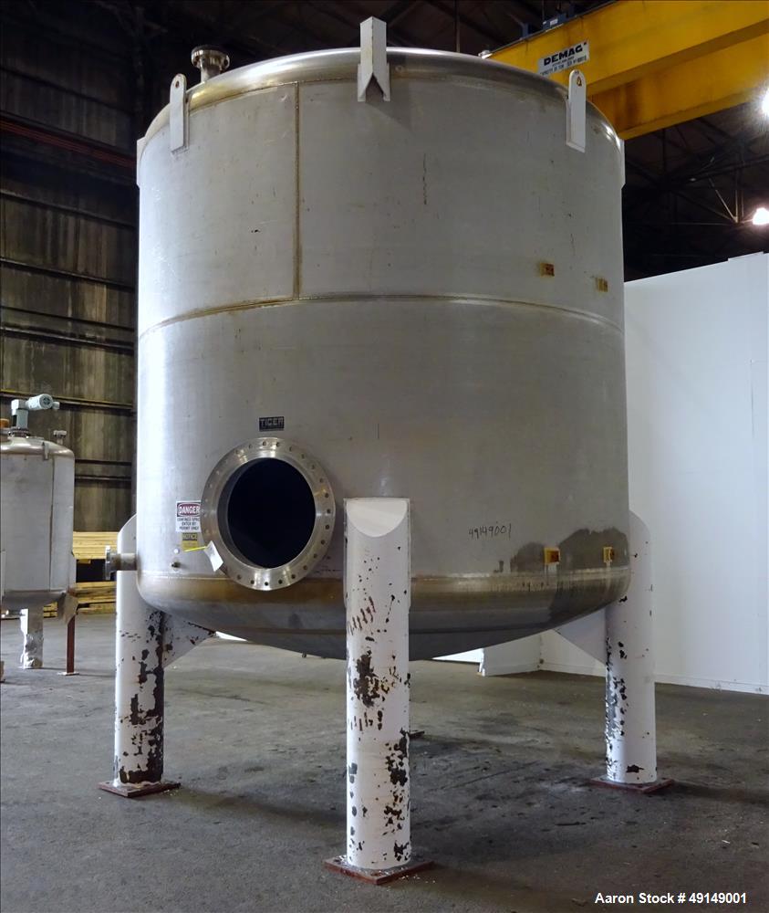 Used Tank, Approximate 7,000 Gallon, 304 Stainless Steel, Vertical. Approximate