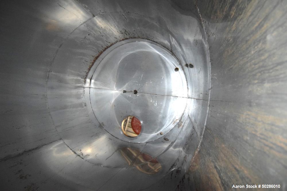 Used Tank, 8,000 Gallon, 304 Stainless Steel, Vertical.