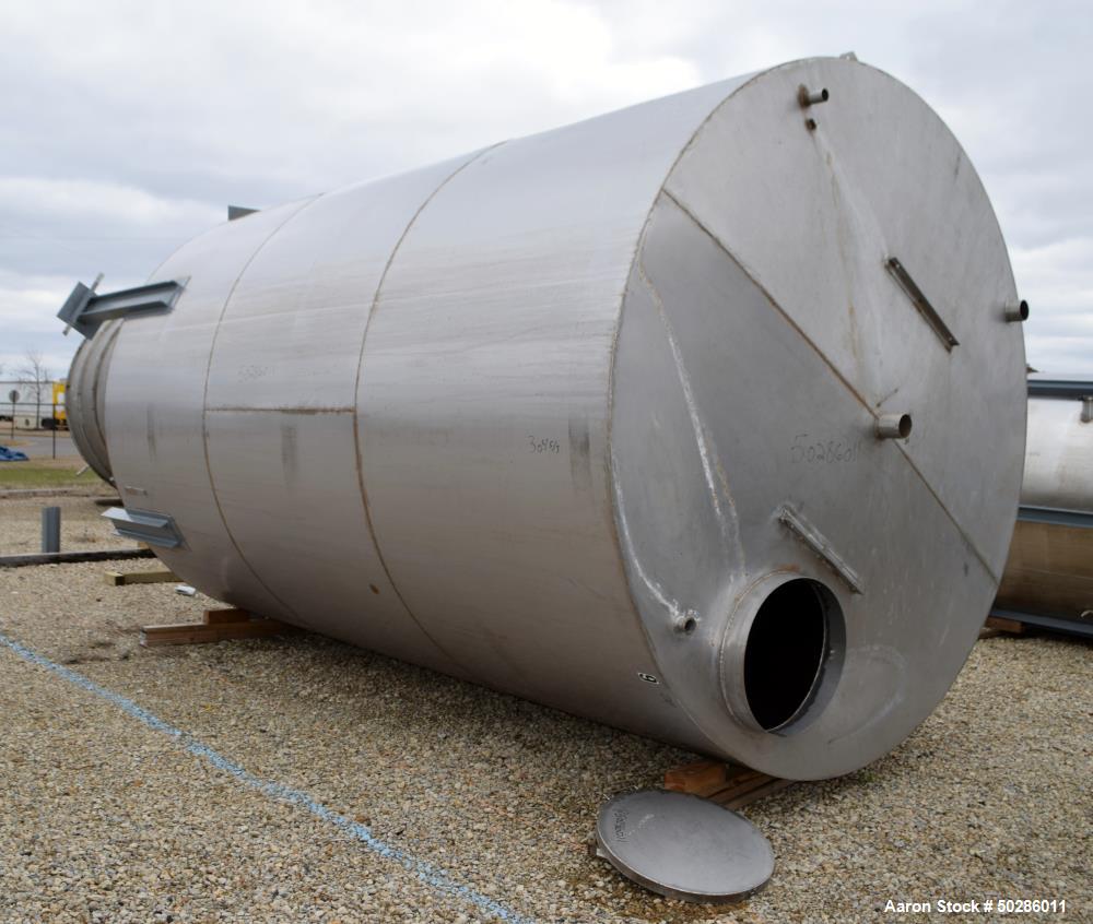 Used Tank, 8,000 Gallon, 304 Stainless Steel, Vertical. 