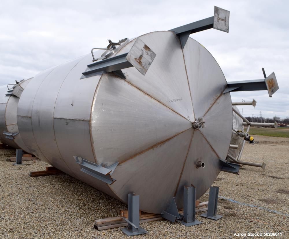 Used Tank, 8,000 Gallon, 304 Stainless Steel, Vertical. 