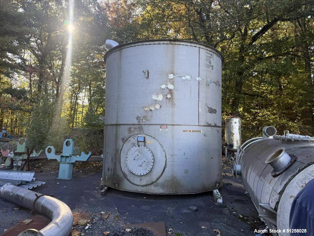 Used 10,000 Gallon Vertical Stainless Steel Tank. 316L Stainless Steel. Approximately 12' diameter x 12' tall. Side manways. Flat top. Refurbished 1995.