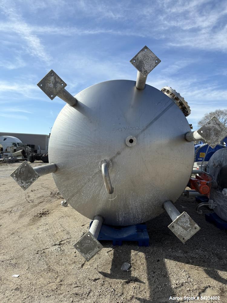 Industrial 304 Stainless Steel Tank – 7,500 Gallon, Vertical, Leg Mounted