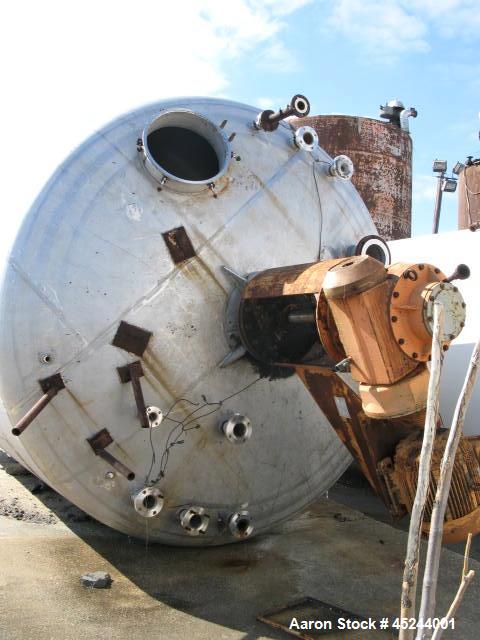 Used Master Craft, 10,000 gallons vertical T304 stainless steel tank, heated with internal pipe coil. Tank is rated for 15 psi at 250 degree F. internal. Has bank of full coil, approximately 10 turns...