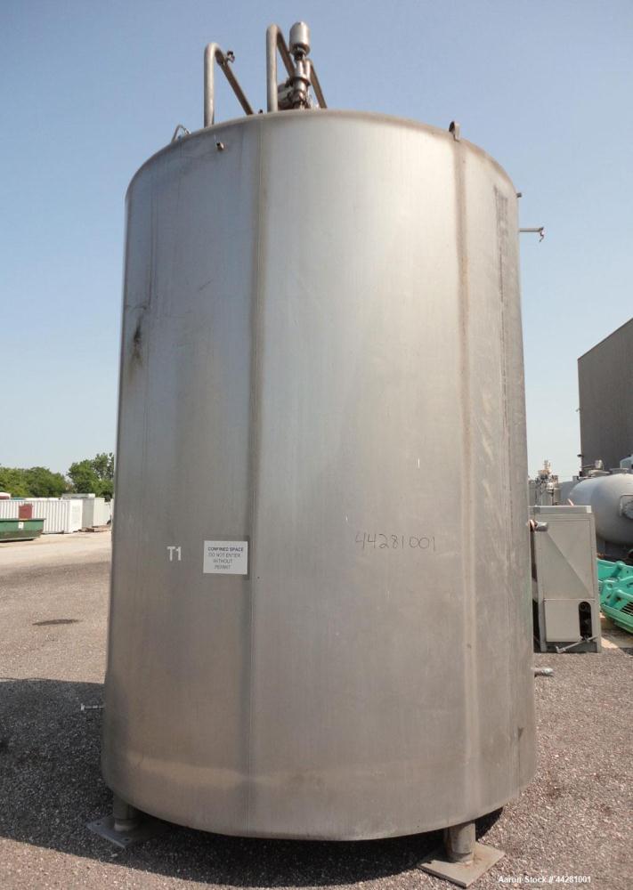 Used Mueller Storage Tank, 6,000 Gallon, Model D, 304 Stainless Steel, Vertical. 112” Diameter x approximate 135” straight side, dished top, 5” pitched sloped bottom. sidewall dimple jacket, approxim...
