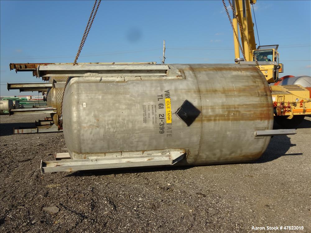 Used Tank, Approximate 5,000 Gallon, 304 Stainless Steel, Vertical.