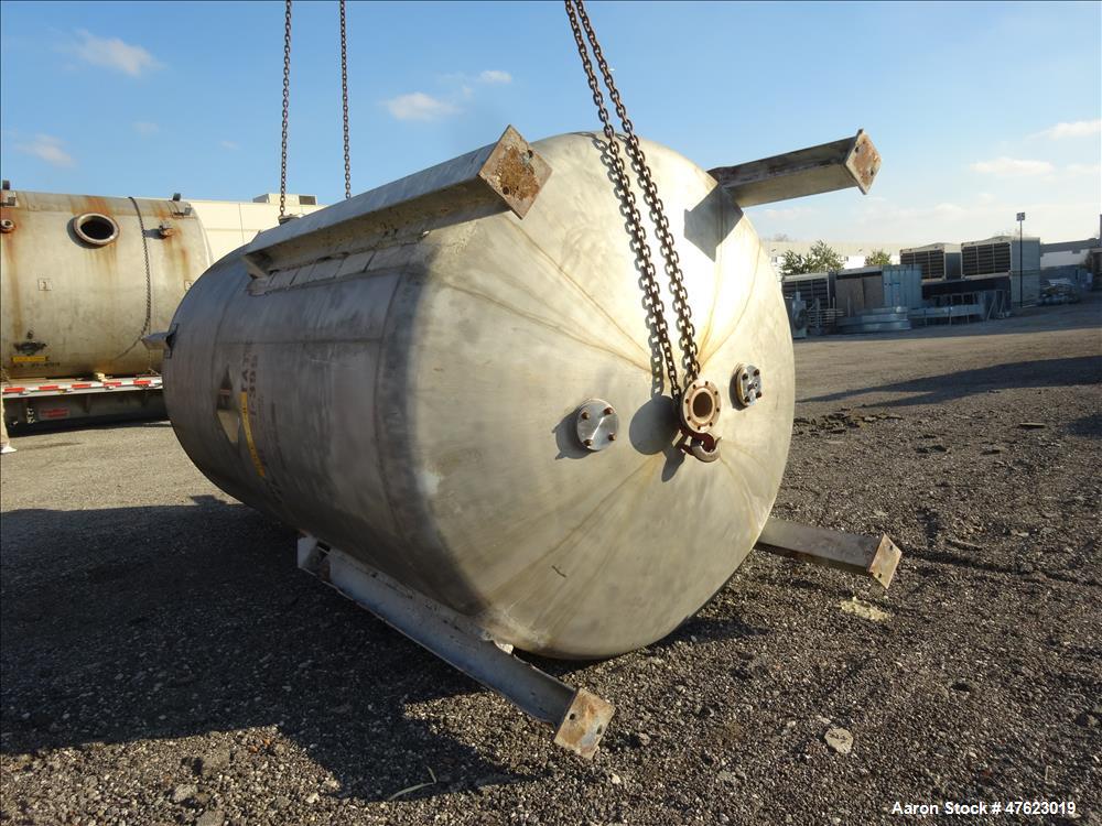Used Tank, Approximate 5,000 Gallon, 304 Stainless Steel, Vertical.