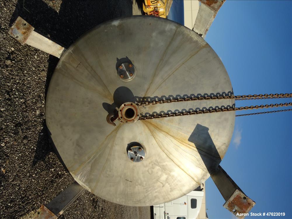 Used Tank, Approximate 5,000 Gallon, 304 Stainless Steel, Vertical.