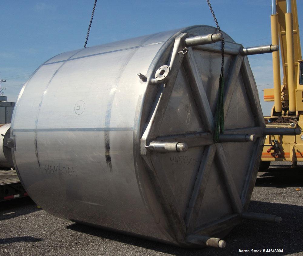 Used Walker Stainless Tank, 5000 Gallon, Model 9560, 304 Stainless Steel, Vertical. Approximate 120” diameter x 104” straight side, dished top, sloped bottom. Openings top (2) 3” NPT, 18” man way wit...