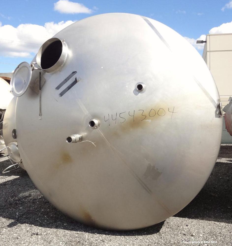 Used Walker Stainless Tank, 5000 Gallon, Model 9560, 304 Stainless Steel, Vertical. Approximate 120” diameter x 104” straight side, dished top, sloped bottom. Openings top (2) 3” NPT, 18” man way wit...