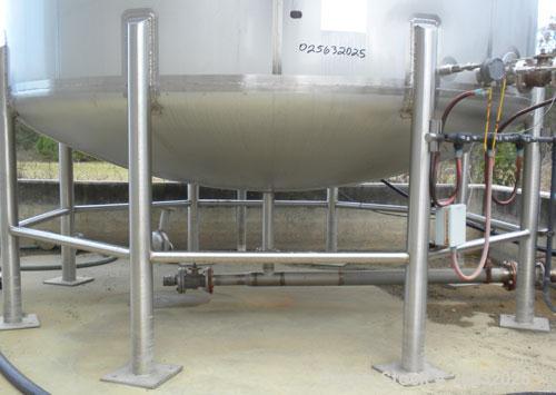 Used Walker Storage Tank, Model SS, 21,000 gallon, 304L stainless steel, vertical. Approximate 12' diameter x 24' straight side, dish top and bottom. Top openings include an 18" manway with bolt-on c...